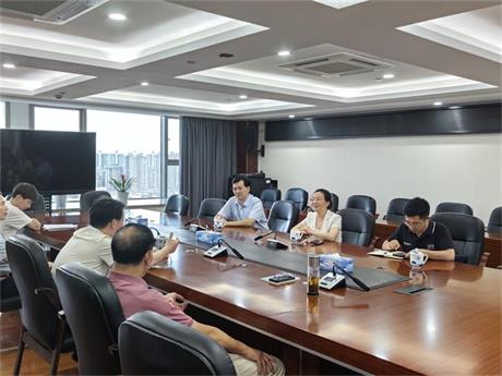 市人大常委会副主任、市总工会党组书记、主席吴曙一行到黑料社
走访调研